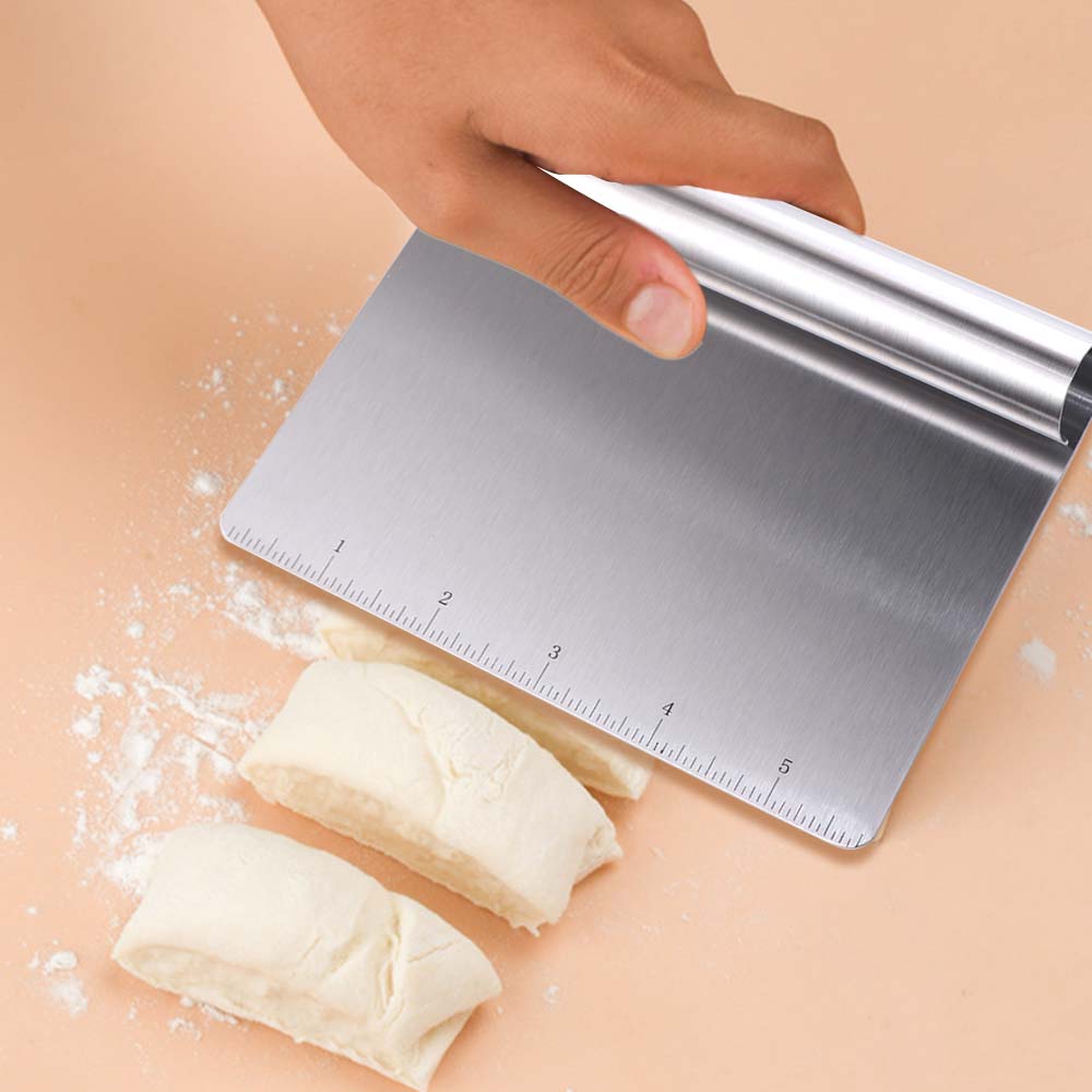 قاطع عجين متعدد الوظائف من الف - مراجعة Bench Scraper Dough وسعره