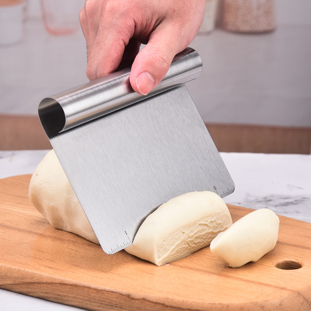 قاطع عجين متعدد الوظائف من الف - مراجعة Bench Scraper Dough وسعره